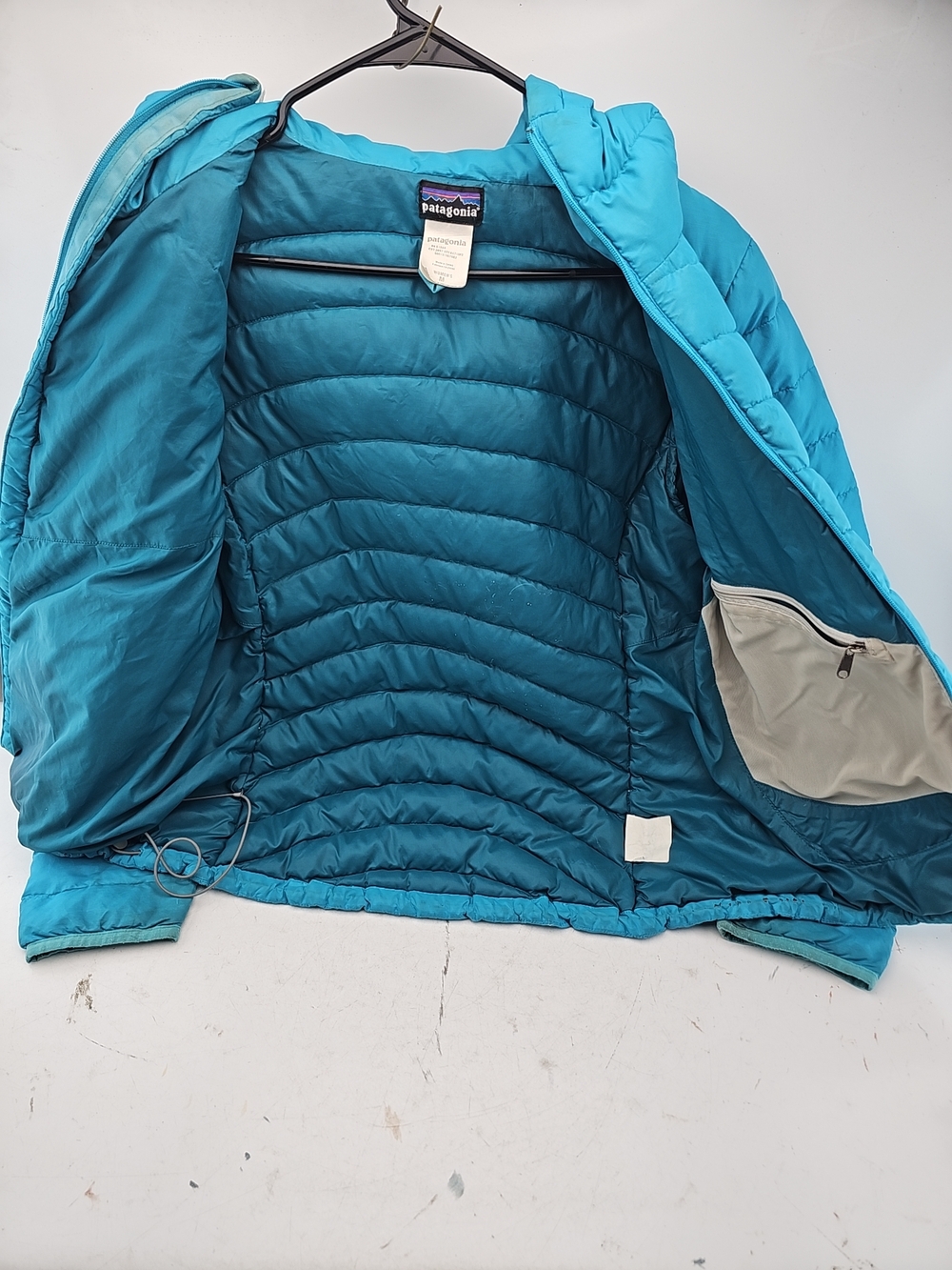 Patagonia Women's Turquoise Blue Puffer Jacket with Hood Stained - Picture 6 of 10
